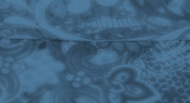 Süslü desenli mavi bir kumaşın bulanık görüntüsü, çiçek desenleri ve sanatsal ve zarif bir görünüm için zarif katlar sergiliyor..