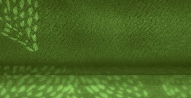 Yumuşak yeşilde bulanık kumaş, organik yumuşaklık ve zarafet getiren katmanlı yapraklı desen. Kumaşın kıvrımları tasarıma yumuşak, akıcı bir estetik katıyor.