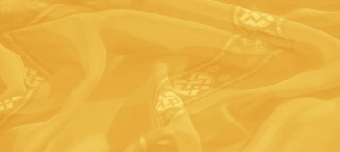 Bu sarı kumaş zarafet saçan karmaşık çiçek ve geometrik desenlere sahip. Yumuşak dokusu ve ince sim aksanı onu çeşitli uygulamalar için ideal kılıyor..