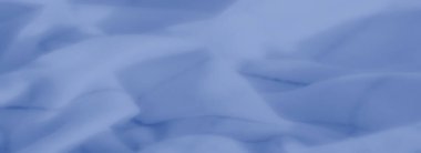 Yumuşak kıvrımlı ve hafif gölgeli mavi tekstil görüşü yumuşak ve akıcı doğasını vurguluyor. Kumaş narin dokular ve sanatsal hareketler sergiliyor..