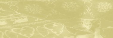 Sanatsal çiçek ve hayvanlardan esinlenilmiş beyaz motifleri içeren yumuşak sarı kumaş bulanıklığı, herhangi bir tasarım veya arkaplan ögesine zarafet ve yaratıcılık ekler..