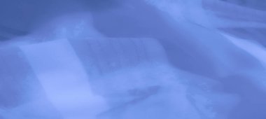 Yumuşak mavi kumaş ile karışık kıvrımlar, akışkan bir doku ve ince detay, yaratıcı projeler için çok yönlü ve sakin bir arka plan sunar