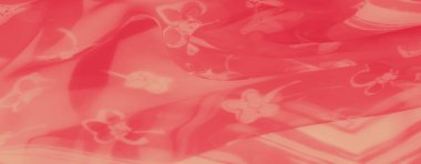 Hassas beyaz çiçek motifleriyle süslenmiş yumuşak mercan-pembe kumaş bulanıklığı moda ve iç tasarım kavramları için ideal akıcı ve romantik bir doku yaratıyor.