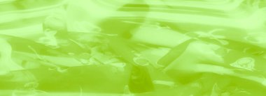 Dağılmış çiçek desenleriyle süslenmiş limon yeşili bulanık kumaş. İpek ve sanatsal dokusuyla canlı, hafif bir tasarım yaratıyor..