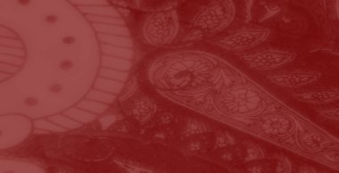 Sanatsal çiçek motifleri ve soyut tasarımları olan canlı kırmızı kumaş, yaratıcı uygulamalar için pürüzsüz dokusu ve dekoratif zarafetini göstermek için nazikçe katlandı.