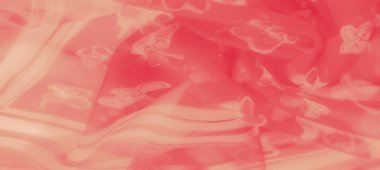 Çiçek desenli, dalgalı pembe kumaş. Yumuşak katıksız madde ve hafif ışık yansımaları narin ve ruhani bir görünüm yaratır..