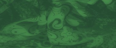 Zarif ve modern dekorasyon için ideal, pürüzsüz bir dokuda cesur çiçekler ve kıvrımlı desenler gösteren canlı yeşil bir kumaşın bulanıklığı..