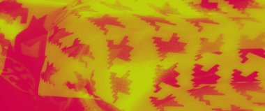 Görüntü, karmaşık dekoratif zincirler, soyut motifler ve lüks bir son için pürüzsüz akış katları ile süslenmiş kumaş ve kırmızı tonların canlı karışımını ortaya çıkarır..