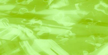 Çağdaş moda ve iç mekan uygulamalarına uygun taze ve havadar bir estetik sunan şeffaf beyaz çiçek desenleri ile geliştirilmiş bulanık yeşil kumaş..