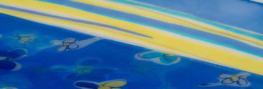 Bulanık, parlak mavi kumaş dağınık sarı ve beyaz çiçek desenleri hafif dalgalanmalar, katıksız dokusu ve canlı zarafeti sanatsal kullanım için mükemmel..