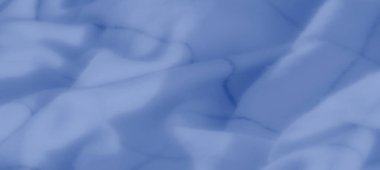 Yumuşak kıvrımlı, bulanık mavi kumaş ve pürüzsüz bir doku. Soyut kompozisyon huzur ve modern zarafet yayar, yaratıcı tasarımlar için mükemmeldir..