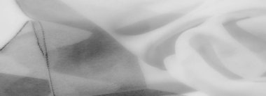 Bulanık beyaz kumaş ışığa doğru kıvrılır, akışkan şekiller, nazik ve sakin bir doku yaratır. Minimalist zarafeti ve temiz görünüşü onu üst düzey görsel kavramlar için uygun kılıyor..