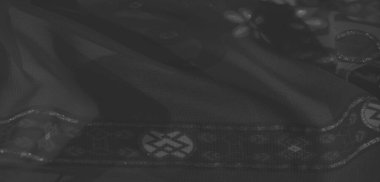 Koyu tonlarda bulanık dekoratif tekstil geometrik ve çiçek desenleri sergiliyor. Karmaşık işçiliği var. Zarif iç mimari veya tasarım projeleri için mükemmel..