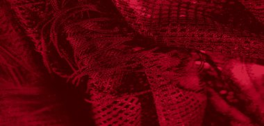 Kalın kafes desenli bulanık kırmızı kumaş, ince dokuma ve karmaşık detaylar. Soyut estetik ve zengin renkler lüks ve tarzı çağrıştırıyor.