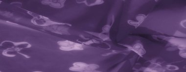 Narin çiçek desenleriyle süslenmiş yumuşak mor kumaşı bulanıklaştırın. Dalgalı, pürüzsüz çizgiler ve soyut detaylarla rüya gibi ve tuhaf bir doku oluşturun..