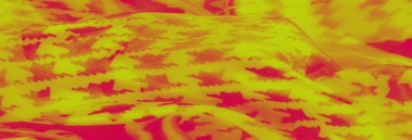 Bulanık renkler, koyu ve modern estetik için geometrik zigzag şekilleri ve karmaşık zincir ve çiçek motifleri birleştirilmiş sarı ve kırmızı kumaş akışı.