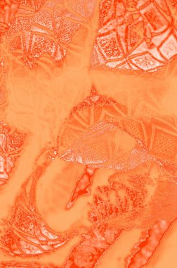 Sıvı, desenli bulanık turuncu kumaş, ince geometrik şekiller ve pürüzsüz, parlak bir kaplama kumaşın zengin rengi ve detaylı tasarımı sofistike ve rafine bir estetik yaratıyor.