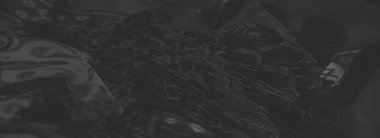 Görüntü: Lüks tasarım ve modern moda uygulamaları için ideal, örgülü ayrıntılı ve simetrik geometrik desenlere sahip sofistike bir siyah kumaş.