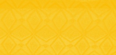 Geometrik desenli bulanık sarı kumaş. Kumaş zarif kıvrımlarla pürüzsüz ve yumuşak bir görünüm sergiliyor. Yakın plan vurgular karmaşık ayrıntılar