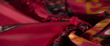 Görüntü - koyu siyah ve altın çiçekli parlak bir kumaş, simetrik desenlerle tamamlanmış, yumuşak, yüksek kaliteli bir doku, sanatsal yaratımlar için mükemmel..