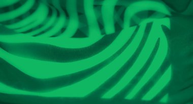 Görsel olarak büyüleyici yeşil kumaş, soyut dalgalı desenler içeriyor. Kalın çizgilerin ve ince dokunun etkileşimi çarpıcı ve modern bir estetik yaratıyor..