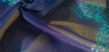 Yeşil noktalı narin mor bir kumaş yumuşak ve kıvrımlı bir doku yaratır. İnce şeffaflık karmaşık tasarımı vurguluyor, rüya gibi bir etki ekliyor.