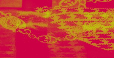 Işıl ışıl sarı ve kırmızı kumaşlar, kıvrımlı zincir ve çiçek desenleri, canlı bir houndstooth geometrik arkaplan, lüks ve stil yayıyor.