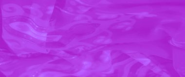 Süslü, parlak çiçekli ve geometrik desenli, sanatsal ve zarif projeler için mükemmel, lüks, mor bir kumaşın ayrıntılı bir görüntüsü..