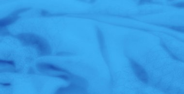 Derin ve yumuşak bir görsel cazibe yaratan karmaşık kıvrımları olan akışkan, dokulu mavi bir kumaşın bulanıklığı. Kumaş dokusu pürüzsüz mavi renklere boyut ekler.