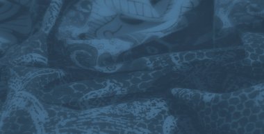 Bu sanatsal tekstil, geleneksel şal desenli kumaşlarla cesur çiçekleri harmanlayarak eşsiz ve büyüleyici bir kumaş yaratıyor..