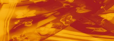 Yumuşak çiçek desenleriyle süslenmiş dalgalı sarı kumaş bulanıklığı. Yarı katmanlı doku ve dinamik katmanlar ışık ve hareketin sanatsal etkileşimini yaratır..