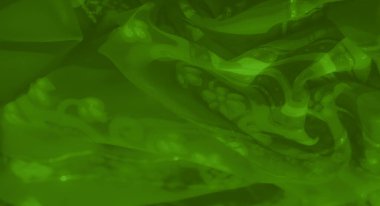 Çiçeklerden esinlenilmiş parlak yeşil bir kumaş, nazikçe kıvrılıyor, ve kusursuz bir doku, zarafet ve yaratıcı sanatçılık iletmek için tasarlanmış..