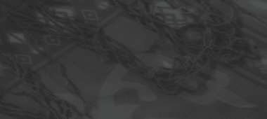 Sönük tonlarda koyu renk kumaş ve soyut desenler, gelişmiş ve modern estetik için hafif parıldayan aksanlarla geliştirilmiş..