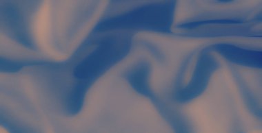 Zarif bir şekilde örtülmüş mavi kumaş dinamik gölgeler ve ışık kontrastları yaratıyor, yumuşak ve pürüzsüz dokusunu vurguluyor..