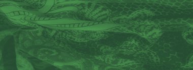 Karmaşık süslemelerle süslenmiş bulanık yeşil kumaş, çiçeklerle ve soyut elementlerle harmanlanarak zamansız ve sofistike bir görünüm elde ediliyor..