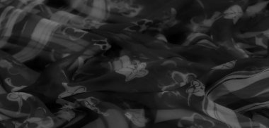 Bulanık, akmakta olan gri tonlu kumaş. Karmaşık çiçek detayları, yumuşak dokular ve hassas desenler. Bu da ruhani ve minimalist bir tasarım atmosferi çağrıştırıyor..