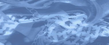 Bulanık - Katlanmış mavi kumaş ayrıntılı zincir desenleri ve keskin houndstooth aksanlarıyla süslenmiş, modern ve sanatsal projeler için uygun stil bir doku sunuyor.