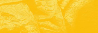 Zarif yaprak desenleri ile sersemletici sarı kumaş ince detaylara işlenmiş, lüks moda ve kaliteli el sanatları için mükemmel.