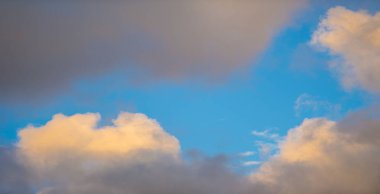 Pembe ve mavinin yumuşak pastel renklerinin yer aldığı ve ufuk boyunca hafif bulutların yayıldığı huzurlu bir gökyüzü sahnesi. Renkler pürüzsüz bir şekilde karışıyor, sakin ve sakin bir atmosfer yaratıyor.