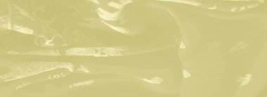 Karmaşık beyaz fil motifleri ve çiçek aksanıyla süslenmiş yumuşak sarı bir kumaş, soyut ve kültürel tasarımın sanatsal bir karışımını sunuyor..