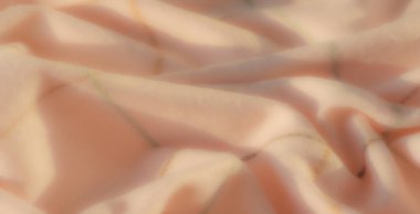 Yumuşak, açık pembe kumaşlı, zarif kıvrımlı ve ince şebeke desenli bulanık bir görüntü. Yumuşak gölgeler ve doğal ışık dokuyu güçlendirir, sıcaklık ve samimiyet yaratır..