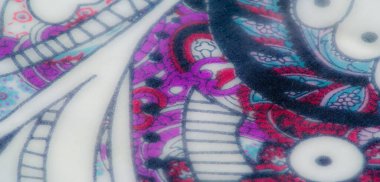 Karmaşık donanma ve beyaz desenlere sahip bulanık kumaş, moda ve dekor uygulamaları için desenli ve rafine bir görünüm yaratıyor..