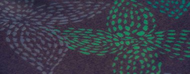 Yumuşak, şeffaf bir kumaşın bulanık mor ve yeşil noktalarla uyumlu bir karışımı, ruhani ve akışkan bir etki yaratıyor. Arkaplan ya da soyut tasarım projeleri için mükemmel