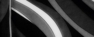 Pürüzsüz kıvrımları ve karmaşık kıvrımları ile koyu siyah ve beyaz tonlara sahip kumaşın soyut düzenlemesi derinlik ve modern dekor için mükemmel zarif bir görsel doku yaratıyor..