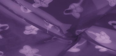 Yumuşak katmanlı ve pürüzsüz bir mor kumaşta, zarif ve sanatsal bir estetik için mükemmel, karmaşık çiçek desenleri..