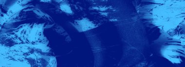 Bulanık dinamik mavi tekstil, keskin, soyut tasarımlar, zıt ışık ve karanlık desenler, modern sanatsal tarzda hareket ve enerji çağrıştırıyor..