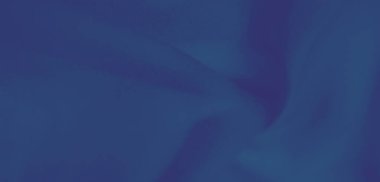 Görünür dokusu ve ince kırışıklıkları olan bulanık mavi kumaş zarif tasarım ve yaratıcı projeler için yumuşak ve zarif bir estetik sergiliyor..