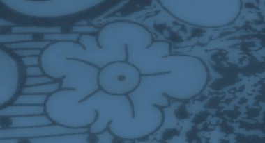 Görüntü, yumuşak kıvrımlarla çekilen canlı mavi kumaş, zarif çiçek desenleri ve desenli detaylar kusursuz bir tasarım sergiliyor. Sanat, dekor ya da yaratıcı ilham için ideal..