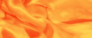 Hassas kıvrımlara sarılı ipek turuncu kumaş bulanıklığı, ince renklerle altın bir parıltı yayıyor. Doku pürüzsüz, lüks bir görünüm veriyor..