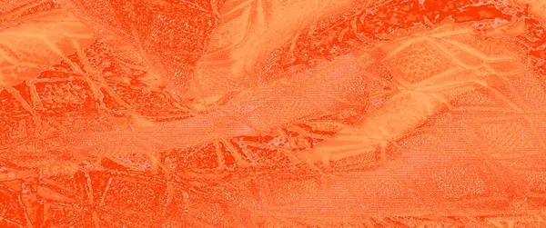 Pürüzsüz, akışkan kıvrımlı, karmaşık geometrik desenli bulanık turuncu kumaş. Doku ve ışıltılı bitiş canlı turuncu rengi güçlendirir. Cesur ve sofistike bir estetik yaratır.